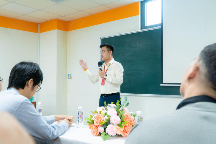 Những chia sẻ thực chiến từ tiền bối trở thành nguồn cảm hứng cho sinh viên Khoa Tiếng Anh 54