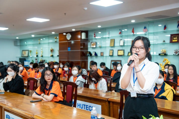 Gen Z HUTECH tìm hiểu “Chuyện đi học” 101