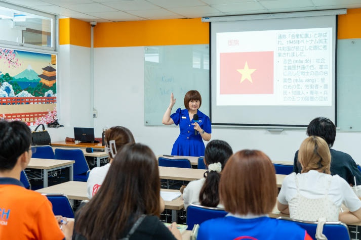 Sinh viên ĐH Hosei hào hứng học tập văn hóa và ngôn ngữ Việt cùng Khoa Nhật  Bản học HUTECH 17