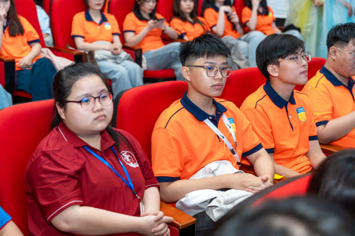 Sôi động, đa sắc màu: Tân sinh viên Khoa Trung Quốc học “cháy” hết mình tại Đêm nhạc hội chào năm học mới 166