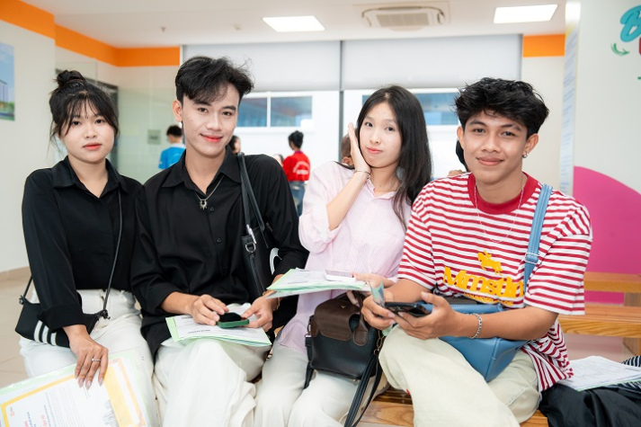 [Video] Không khí đông đúc, rộn ràng trong mùa nhập học tại HUTECH 29