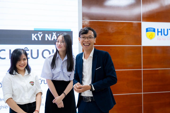 Ban cán sự lớp Khoa Khoa học Xã hội và Quan hệ Công chúng học hỏi nhiều kỹ năng hữu ích qua buổi tập huấn 86