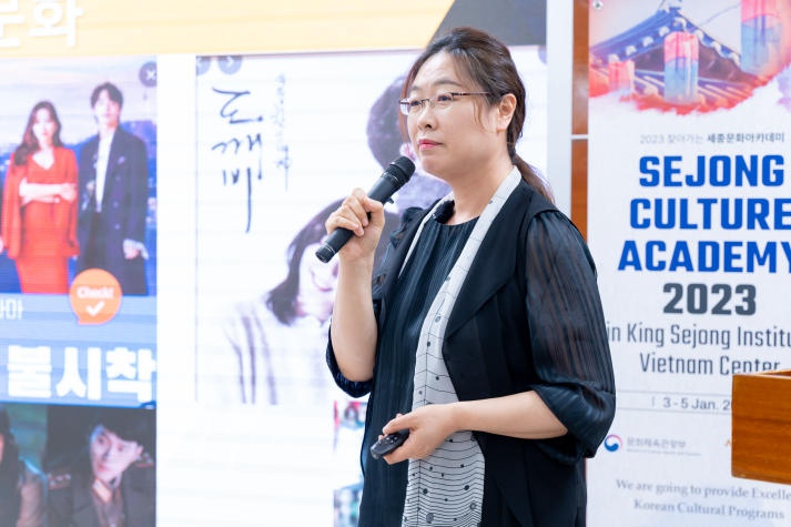 Sinh viên HUTECH tìm hiểu cách xây dựng kịch bản phim truyền hình Hàn Quốc K-Drama 86