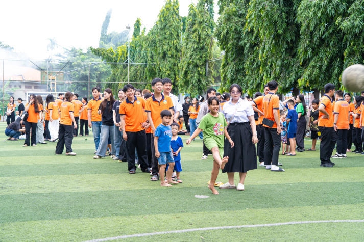 Sinh viên Khoa Tài chính - Thương mại gieo mầm yêu thương tại Làng trẻ em SOS 41