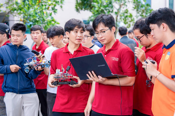 [Video] Hơn 130 đội thi “đốt nóng” đường đua RACING HUTECH 2026 lần thứ 9 38