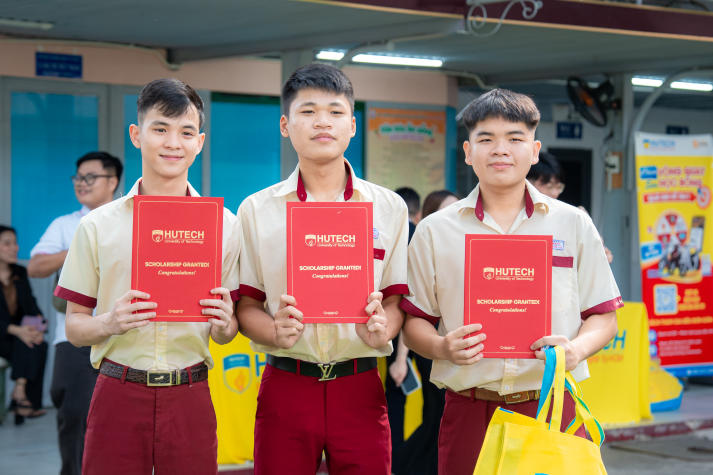 [Video] HUTECH Scholarship Tour 2026 tiếp sức học sinh THCS-THPT Hoa Sen (cơ sở 1) với 18 suất học bổng giá trị 49