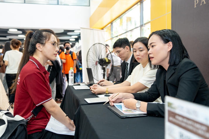 [Video] Sinh viên hào hứng “săn” hơn 1.500 đầu việc hấp dẫn tại “HUTECH International Job Fair 2024” 88