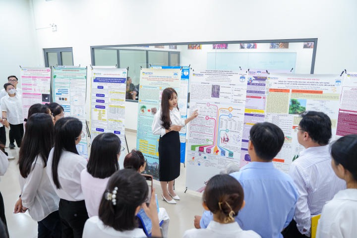 Sinh viên Khoa Dược trình bày báo cáo nghiên cứu khoa học qua triển lãm poster ấn tượng 110