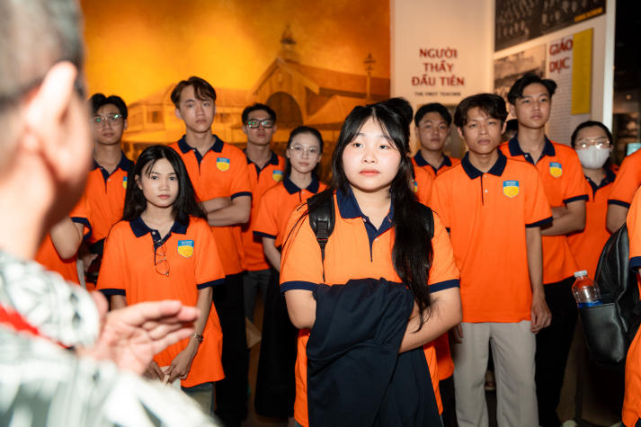 [Ảnh] Sinh viên Khoa Marketing - Kinh doanh quốc khám phá lịch sử, bồi đắp lý tưởng sống trên hành trình về nguồn 31