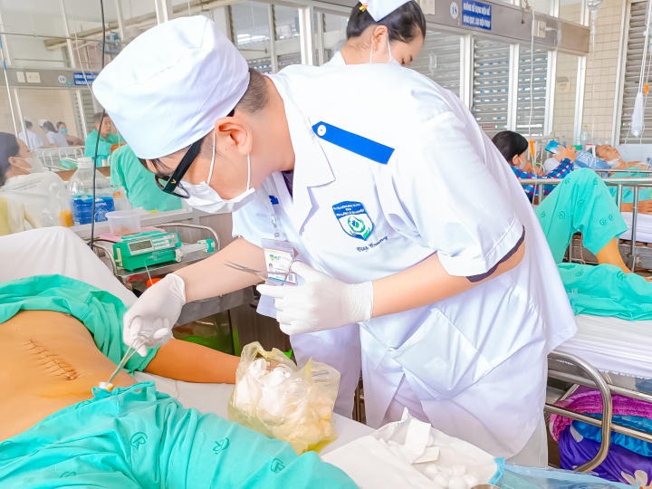 Sinh viên ngành Điều dưỡng HUTECH hoàn thành thực tập tại Khoa Ngoại Gan Mật Tụy Bệnh viện Chợ Rẫy 16