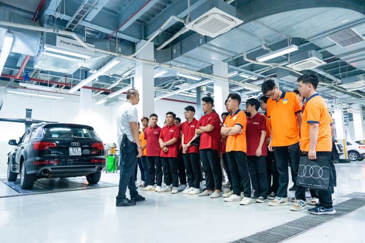 Sinh viên HUTECH sớm “bắt sóng” môi trường làm việc thực tế ngay từ năm nhất 108