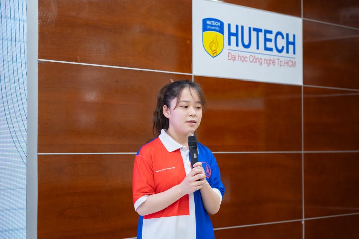 Sinh viên Trường Đại học Ritsumeikan Asia Pacific (APU) báo cáo chương trình thực tập tại HUTECH 54