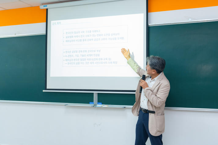 Hàn Quốc trong xã hội toàn cầu: Bài học từ thực tiễn cho sinh viên Khoa Hàn Quốc học 55