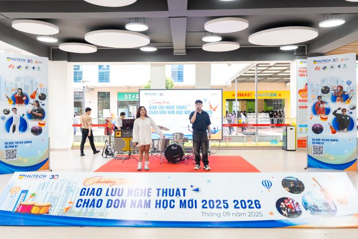 [Video] Ngày đầu năm học 2025-2026 tại HUTECH: Hào hứng, rộn ràng và đầy kỳ vọng 126