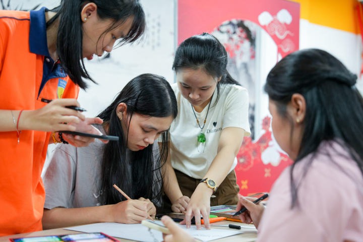 Sinh viên Khoa Trung Quốc học hào hứng tìm hiểu về ngày Tết Nguyên tiêu của Trung Quốc 62