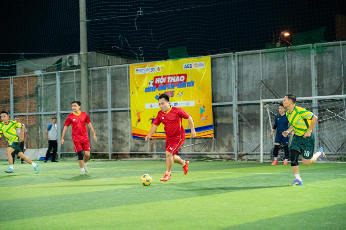 [Hội thao CB-GV-NV HUTECH 2025]: VPT-VPHĐT-P.NS-TT.KĐ-ĐBCL-B.TTr-TT.IT đăng quang ngôi vương Bóng đá nam 44