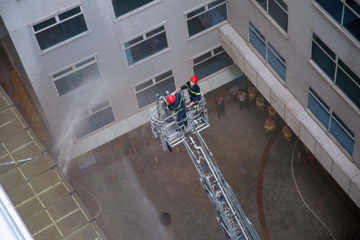 Nhiều tình huống xử lý đám cháy, cứu hộ được mô phỏng sát với thực tế HUTECH 4