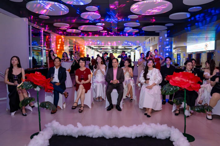 Sinh viên Quan hệ công chúng trình làng các video phóng sự và tỏa sáng tại Đêm tiệc "Dạ Huyền" 119