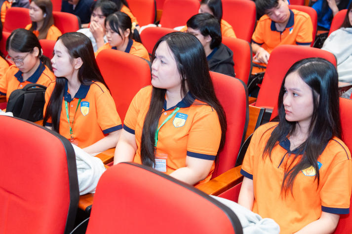 Tân sinh viên Khoa Thẩm mỹ và Khoa học sự sống sẵn sàng cho hành trình đại học 102