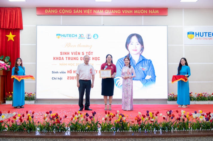 Tổng kết và triển khai công tác năm học 2024-2025, Khoa Trung Quốc học bắt đầu cho một hành trình phát triển mạnh mẽ 102