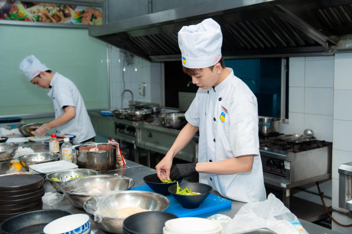 Sinh viên HUTECH biến đồ án thành nhà hàng Nhật, khách “chốt tiệc” ngay ngày khai trương 84