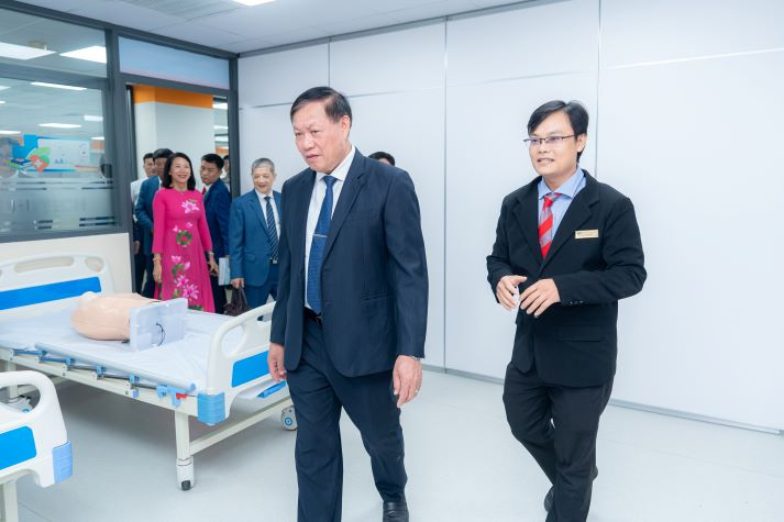 Thứ trưởng Bộ Y tế Đỗ Xuân Tuyên cắt băng khánh thành Trường Y và Khoa học Sức khỏe HUTECH 56