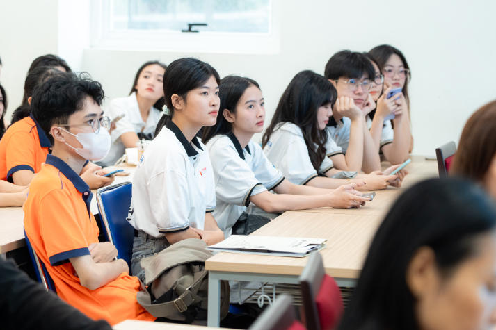 Sinh viên VKIT Khóa 21 trình làng loạt ý tưởng sáng tạo tại Triển lãm Poster 34