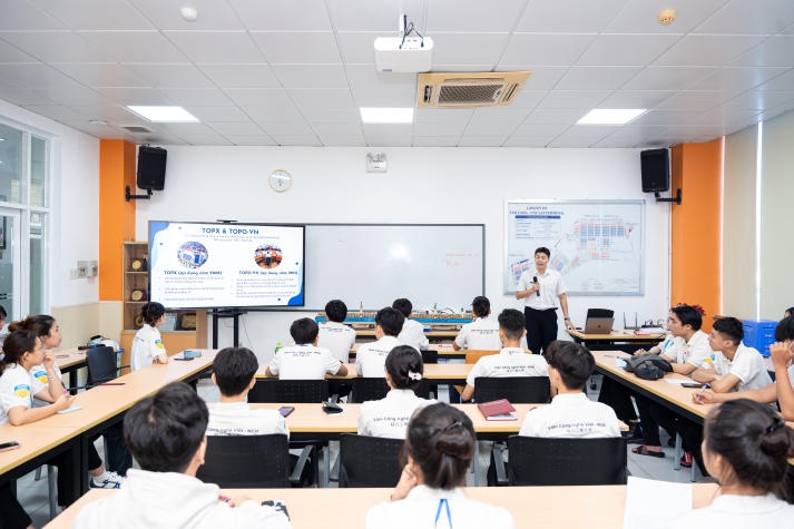 Sinh viên Viện Công nghệ Việt - Nhật tìm hiểu hoạt động khai thác cảng tại Tân Cảng - Cát Lái 39