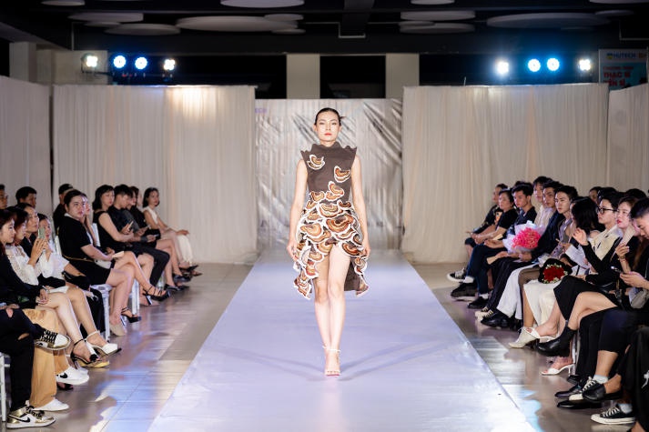 [Video] Sinh viên Thiết kế thời trang HUTECH “trình làng” loạt đồ án tốt nghiệp với nhiều ý tưởng độc đáo 427