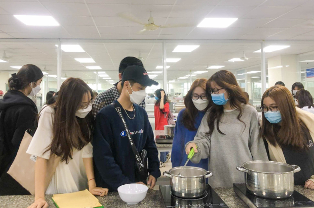 "Tân binh" Viện Khoa học Ứng dụng HUTECH khám phá Viện Công nghệ cao và Trung tâm Thực hành thí nghiệm 38