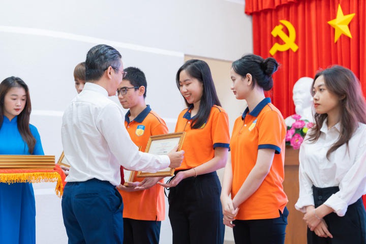 HUTECH kết nạp 05 Đảng viên mới nhân Kỷ niệm 73 năm ngày Truyền thống Học sinh - Sinh viên Việt Nam 91
