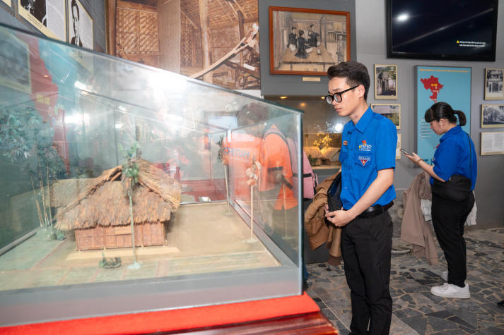 [Ảnh] Về nguồn tại Bến Nhà Rồng: Hành trình ý nghĩa của sinh viên Khoa Tài chính - Thương mại 137