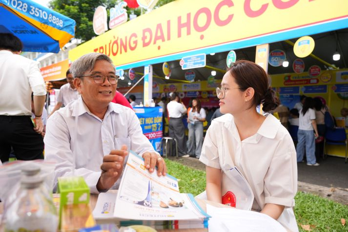 HUTECH cùng sĩ tử 2k8 tháo gỡ băn khoăn chọn Trường tại Ngày hội lựa chọn nguyện vọng xét tuyển 2026 87