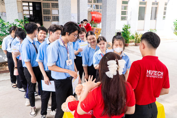 HUTECH Scholarship Tour 2025: HUTECH tiếp tục trao 36 suất học bổng trị giá 25% học phí toàn khóa cho học sinh 03 trường THPT 119