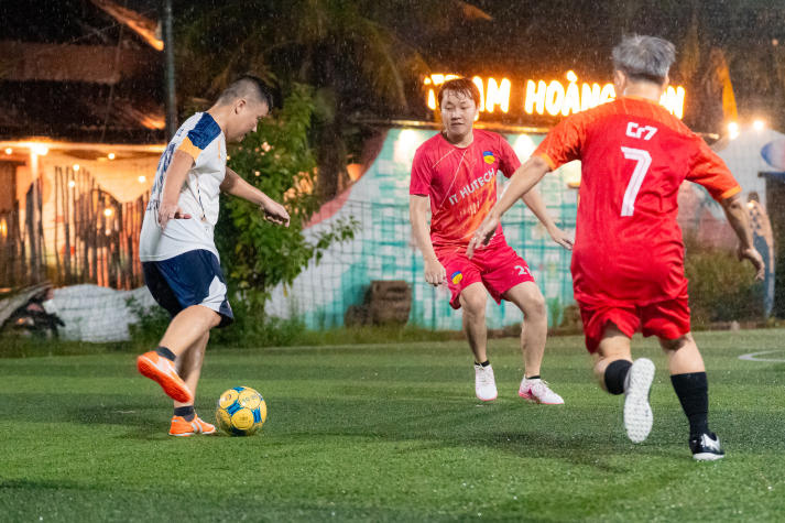[Hội thao CB-GV-NV 2026] Hai chiến thắng sít sao tiếp tục “đốt nóng” đường đua bóng đá 97