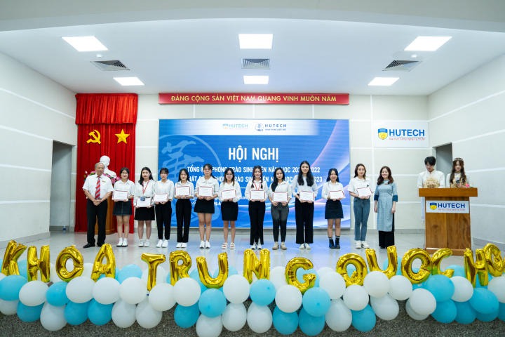 Khoa Trung Quốc học tổng kết thành tích sinh viên năm học 2021-2022 và phát động phong trào năm học mới 61