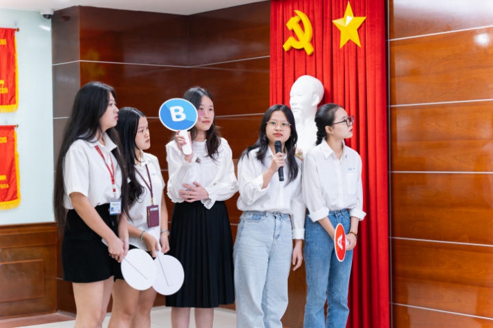 Sinh viên Khoa Trung Quốc đọ sức tiếng Trung tại cuộc thi “Hán ngữ tranh bá” 47