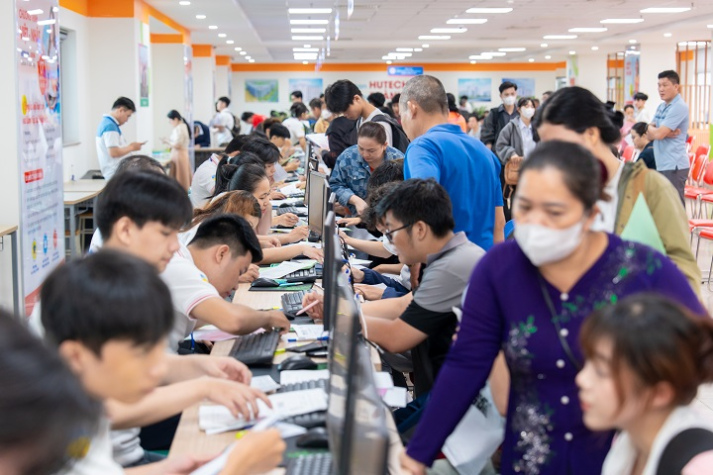 [Video] Không khí đông đúc, rộn ràng trong mùa nhập học tại HUTECH 17