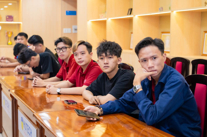 Sinh viên Viện Kỹ thuật "giải mã" điện áp cao xe điện, vững vàng bước vào ngành công nghiệp xanh 59
