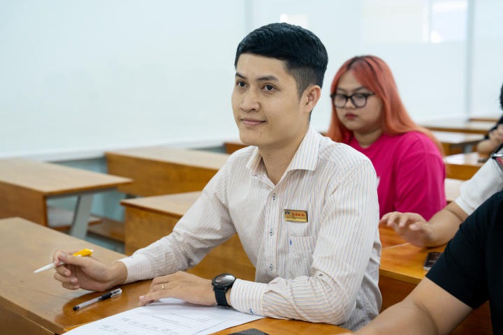 Sinh viên Khoa Tiếng Anh thử sức làm MC song ngữ Anh - Việt 49
