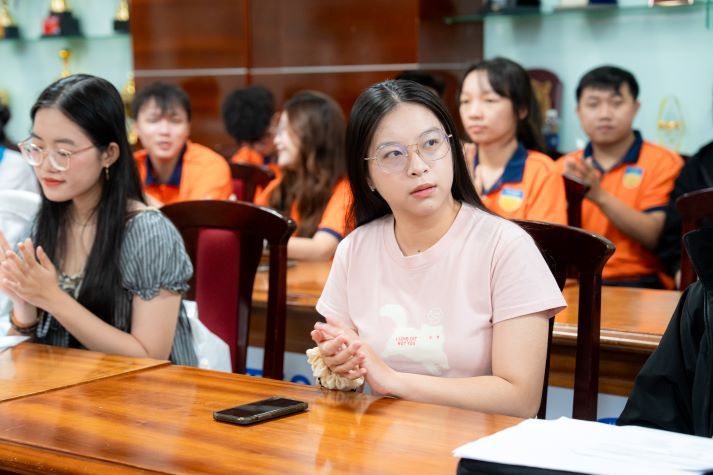 Ứng dụng AI trong học tập, nghiên cứu khoa học và phát triển bản thân cùng sinh viên Khoa Dược 54