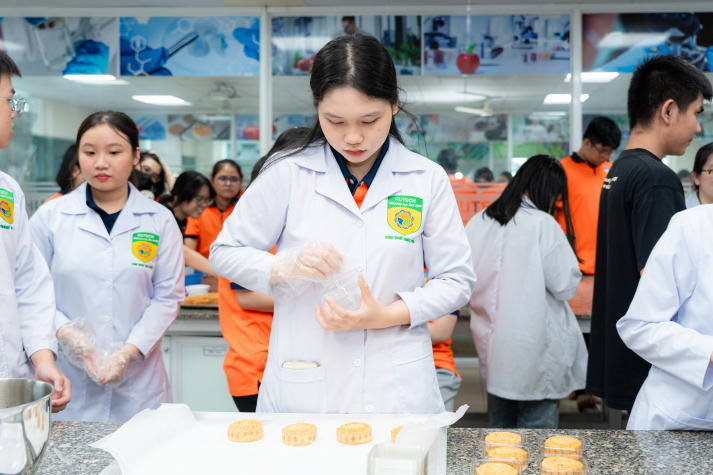 [Video] “Xắn tay áo” vào bếp cùng sinh viên Viện Khoa học Ứng dụng trổ tài làm bánh Trung thu 114