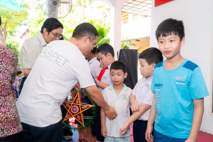 “Trung thu yêu thương 2025”: Sinh viên HUTECH kết nối trái tim, sẻ chia niềm vui cùng trẻ em Bình Thạnh 80