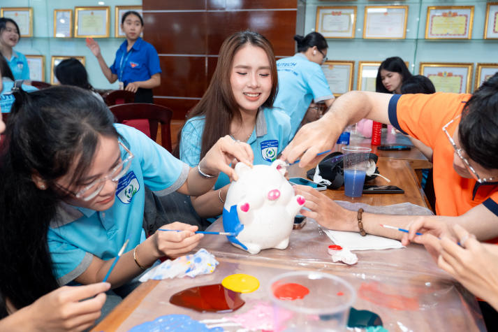 Tuổi trẻ Khoa Điều dưỡng - Kỹ thuật y học góp nhặt yêu thương, lan tỏa tinh thần sẻ chia 100