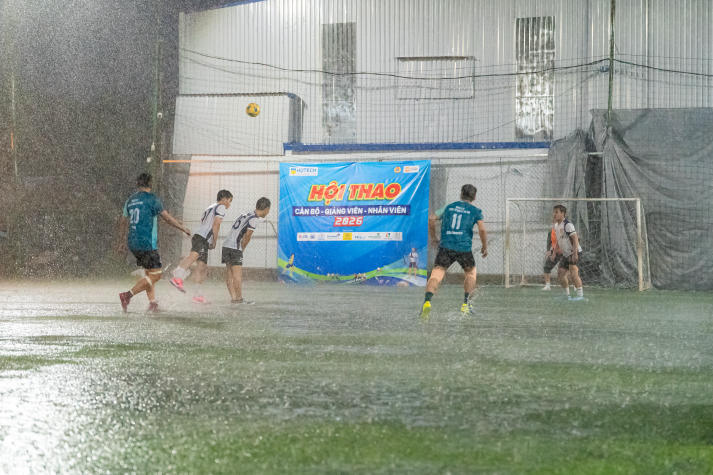 [Hội thao CB-GV-NV 2026] Mưa lớn không hạ nhiệt hai trận cầu 12 bàn thắng 26