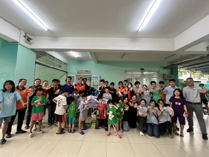 “Bộ 3” Câu lạc bộ tình nguyện của HUTECH lan tỏa mùa xuân yêu thương đến các em nhỏ Trung tâm nuôi dưỡng bảo trợ trẻ em Tam Bình 46