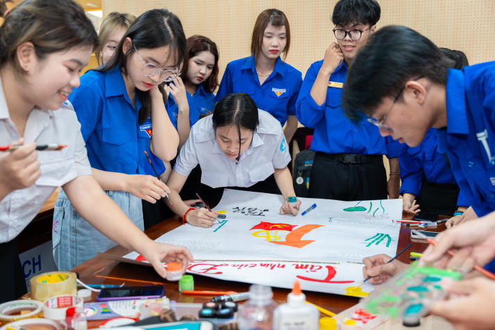 CLB Lý luận trẻ HUTECH đồng hành cùng Đoàn viên, sinh viên thắp sáng niềm tin Đảng 73