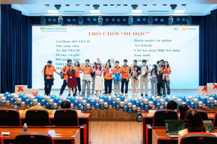 Khoa Quản trị kinh doanh chào đón tân sinh viên khoá 2025: Sẵn sàng hội nhập, vững bước tương lai 75