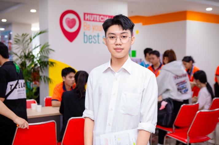 Tân sinh viên vượt ngàn cây số đến HUTECH nhập học 75