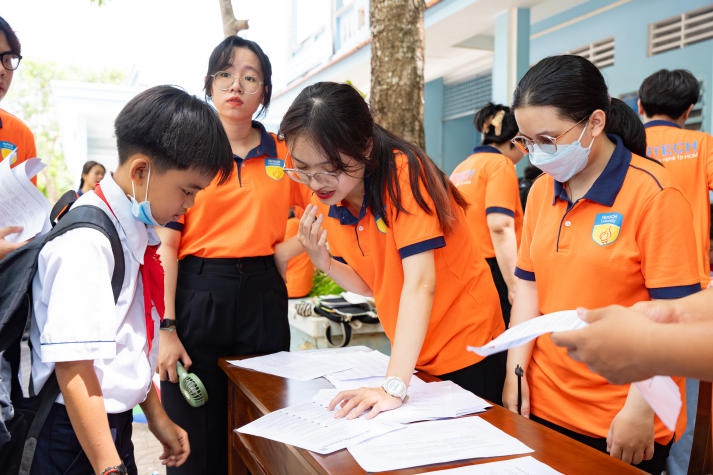 Sinh viên ngành Tâm lý học HUTECH về Cần Thơ trò chuyện cùng teen Trường THCS Thới Long 70